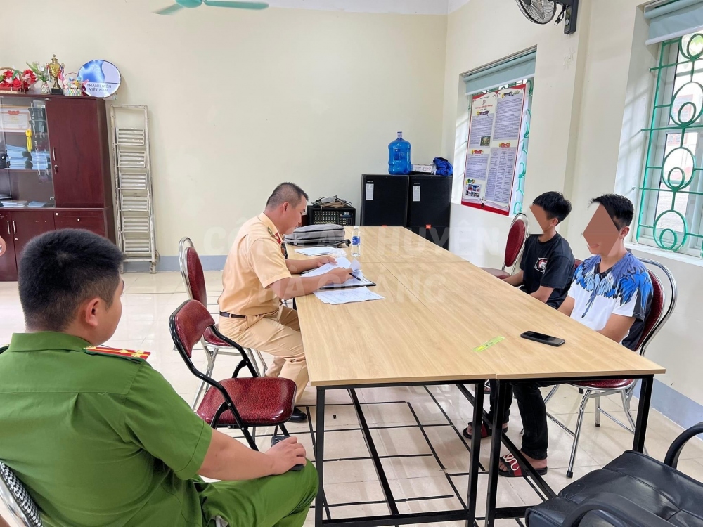 Các đối tượng làm việc tại công an huyện Hà Quảng. Ảnh: Công an Cao Bằng