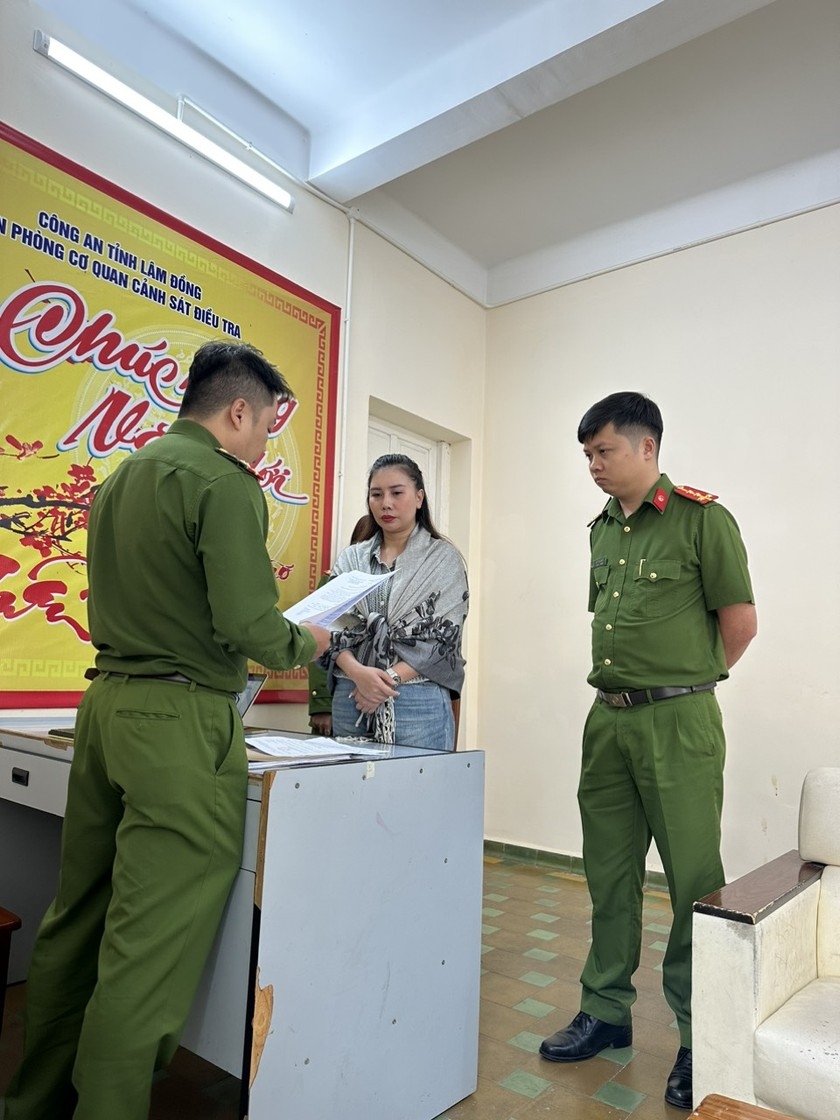 Cơ quan điều tra đọc lệnh bắt tạm giam Phạm Thị Minh Phi