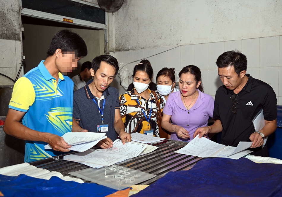 100% cơ sở kinh doanh dịch vụ ăn uống (ra soát nơi xảy ra ngộ độc theo điều tra dịch tễ) đều nhập bún tươi tại cơ sở sản xuất Triệu Minh P
