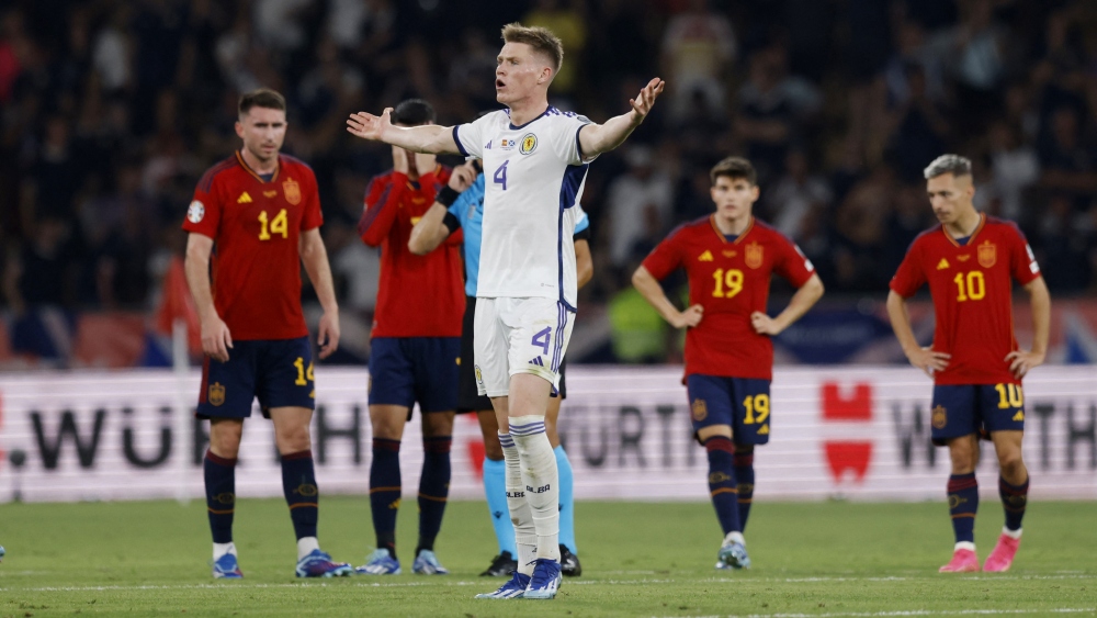 ĐT Scotland tràn đầy tự tin khi đến làm khách của ĐT Tây Ban Nha và chỉ cần một trận hòa để chính thức giành vé đến với VCK, McTominay thậm chí đã dứt điểm tung lưới đội chủ nhà nhưng bàn thắng không đươc công nhận do lỗi việt vị. 