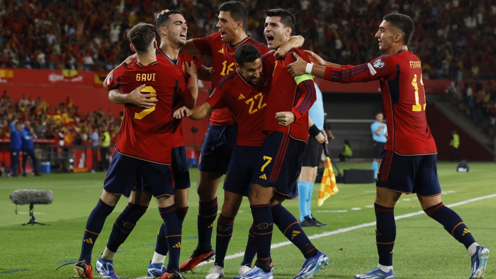 ĐT Tây Ban Nha thể hiện bản lĩnh đúng lúc để thắng 2-0 nhờ các bàn thắng của Morata và Sancet, qua đó khiến cục diện bảng A trở nên khó lường. 