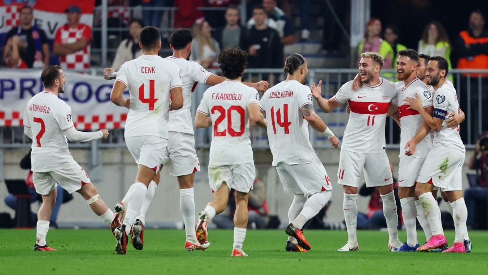Ở các trận đấu đáng chú ý khác, Thổ Nhĩ Kỳ thắng Croatia 1-0. 