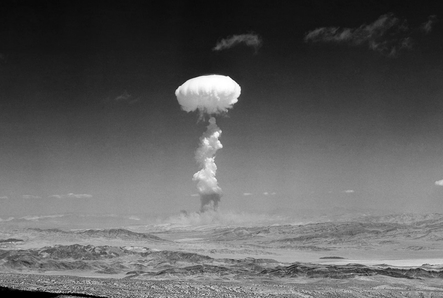 Một cột khói hình nấm trong vụ thử hạt nhân tại Nevada (Mỹ) năm 1952. Ảnh: AP
