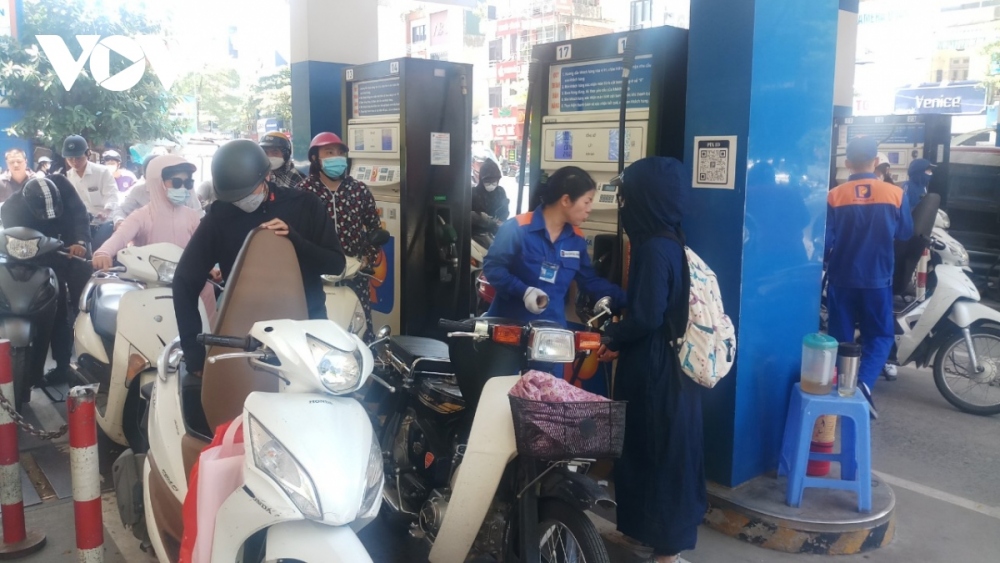 Việc tiếp tục giảm mức thuế BVMT đối với xăng, dầu, mỡ nhờn trong năm 2024 sẽ tiếp tục góp phần làm giảm sự tăng giá bán lẻ xăng dầu trong nước (Ảnh minh họa)