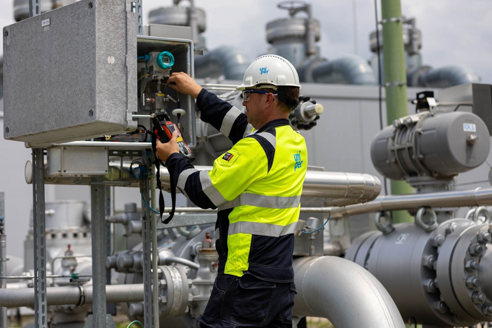Một kỹ sư điều hành hệ thống đường ống dẫn gas tại Đức (Ảnh: AFP)