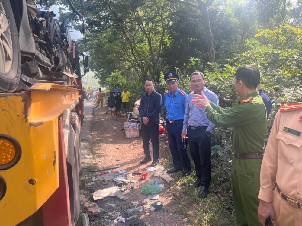 Vào khoảng 2h10 cùng ngày (31/10) tại Km70+800 trên tuyến Quốc lộ 1 (địa bàn huyện Hữu Lũng, tỉnh Lạng Sơn) xảy ra vụ TNGT đặc biệt nghiêm trọng giữa ô tô khách hợp đồng 16 chỗ BKS 14B - 036.57 do Quách Đình Trọng (sinh năm 1966, trú tại Tổ 23, Khu 3, phường Hà Tu, TP. Hạ Long, tỉnh Quảng Ninh) điều khiển theo hướng Lạng Sơn – Hà Nội (trên xe có 1 lái xe và 15 hành khách) với xe đầu kéo BKS 98C – 016.45 kéo theo sơmi rơ-moóc BKS 98R – 013.79 trên xe chở xi măng, do Nguyễn Văn Tuân (sinh năm 1985, trú tại Liễu Ngạn, Hoàng Vân, huyện Hiệp Hòa, tỉnh Bắc Giang) điều khiển bị hỏng máy, đang đỗ cùng chiều phía trước.
