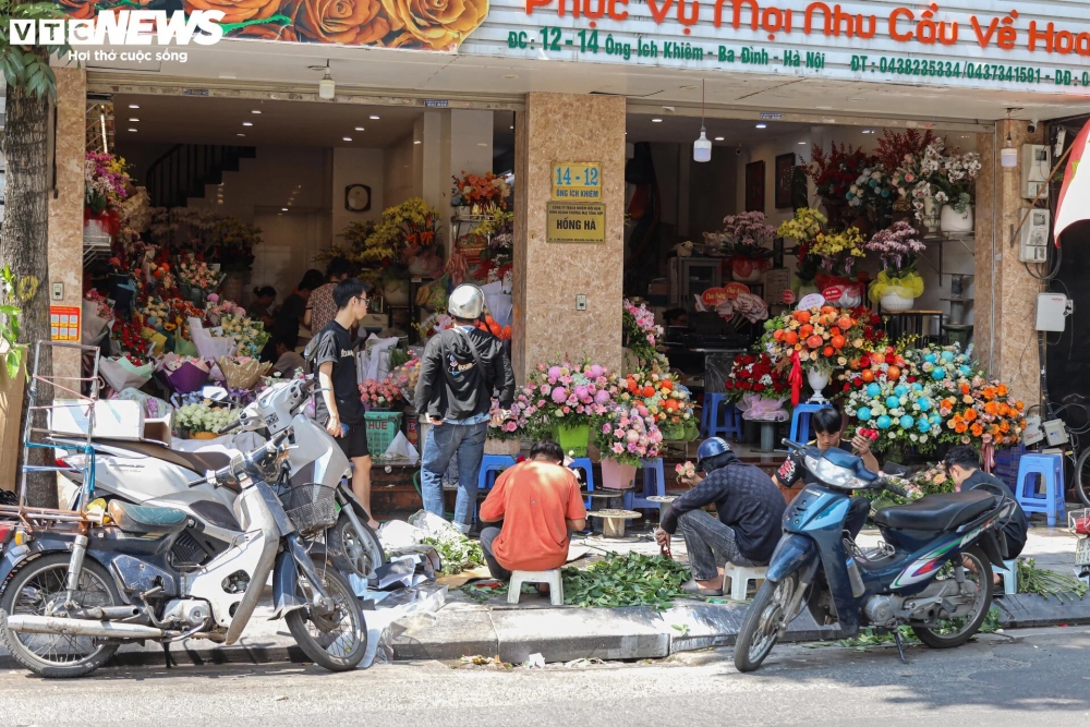Nhiều cửa hàng hoa tươi đều trong cảnh tất bật, nhân viên làm việc không ngơi tay để chuẩn bị số lượng hoa lớn phục vụ thị trường ngày lễ 20/10 tới.