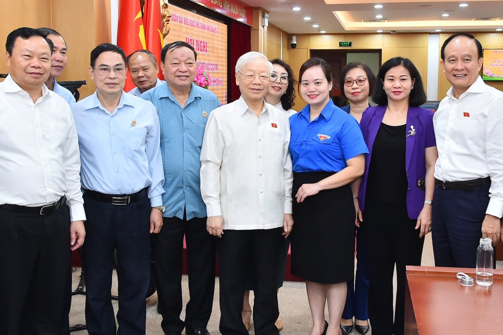 Tổng Bí thư cùng các đại biểu chụp ảnh lưu niệm