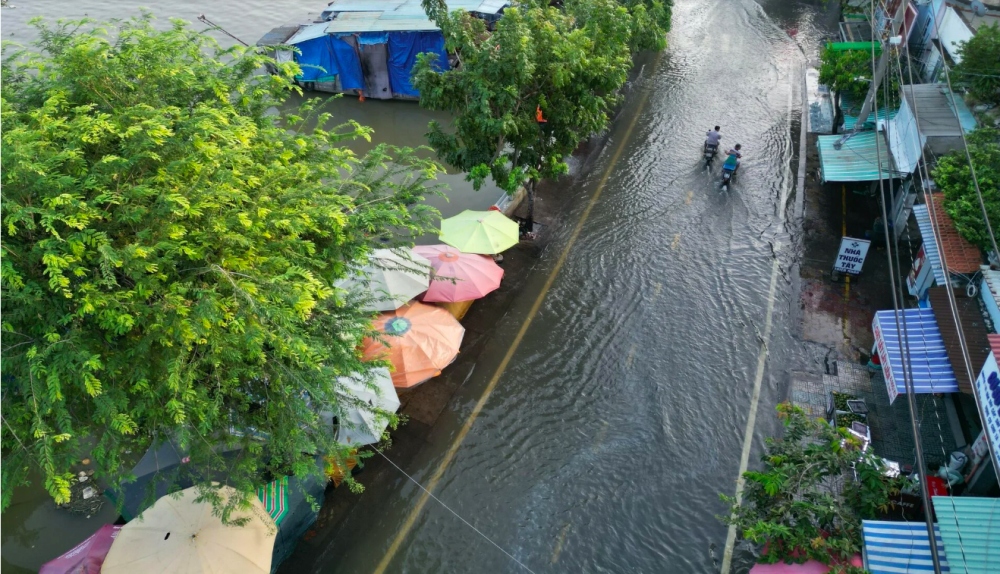 Theo Đài Khí tượng Thủy văn khu vực Nam Bộ, mực nước tại các trạm thủy văn vùng hạ lưu sông Sài Gòn - Đồng Nai cùng các sông, kênh, rạch miền Tây Nam Bộ đang lên nhanh theo kỳ triều cường Rằm tháng Tám Âm lịch. Đỉnh triều đợt này có khả năng xuất hiện vào ngày 30/9 - 2/10/2023 (tức 16 - 18/8 Âm lịch).