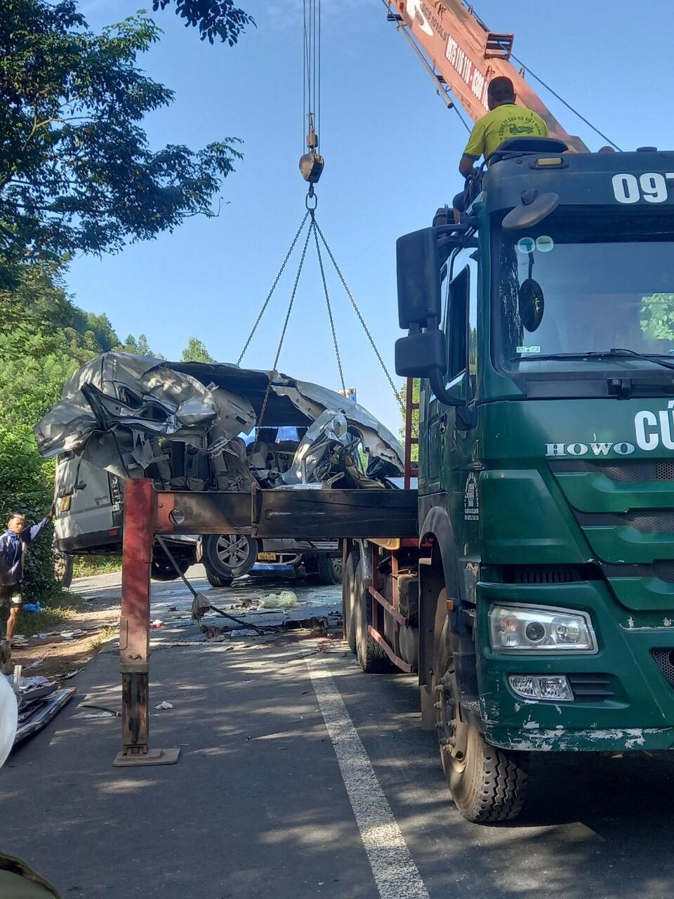 Sau đó tiếp tục va chạm với xe đầu kéo BKS 77H – 041.15 kéo theo sơmi rơ-moóc BKS 77R – 046.08 do Nguyễn Thành Bảo (sinh năm 1996, trú tại Thanh Lương, Ân Tín, Hoài Ân, Bình Định) điều khiển đi ngược chiều hướng Hà Nội – Lạng Sơn.