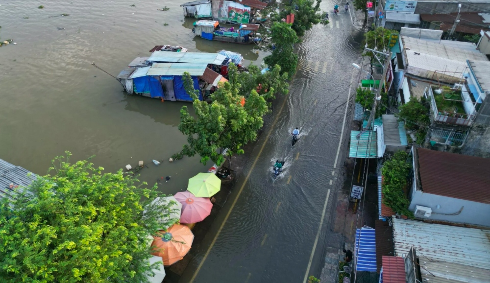 Cụ thể, tại trạm Phú An, Nhà Bè ở khoảng 1,53 - 1,58m xấp xỉ hoặc cao hơn BĐ II (Báo động II): 0,08m. Thời gian xuất hiện đỉnh triều từ 4 - 6h và 17 - 19h. Tại Trạm Biên Hòa ở khoảng 1,95 - 2,00m xấp xỉ hoặc thấp hơn BĐII 0,05 m. Tại Trạm Thủ Dầu Một ở khoảng 1,55 - 1,60m xấp xỉ hoặc thấp hơn BĐIII 0,05 m.