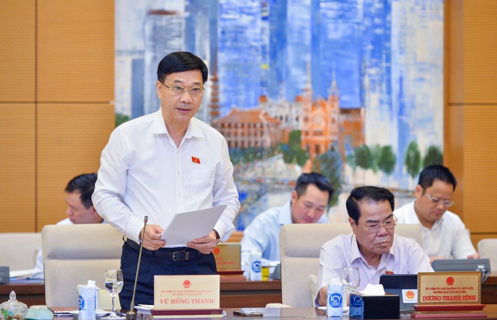 Chủ nhiệm Ủy ban Kinh tế Vũ Hồng Thanh trình bày báo cáo tại phiên họp Ủy ban Thường vụ quốc hội 