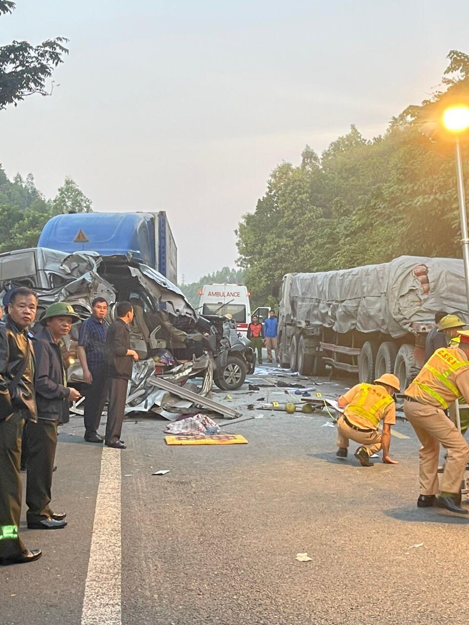 Ngay sau khi xảy ra vụ TNGT đặc biệt nghiêm trọng này, lực lượng chức năng tỉnh Lạng Sơn đã có mặt tại hiện trường bảo vệ hiện trường, đưa các nạn nhân đi cấp cứu.