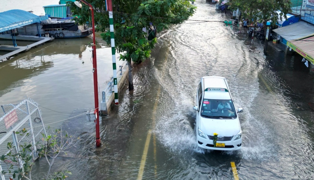 Theo Đài Khí tượng Thủy văn khu vực Nam Bộ, mực nước tại các trạm vùng hạ lưu sông Sài Gòn - Đồng Nai đang lên nhanh theo kỳ triều cường Rằm tháng Tám Âm lịch. Đỉnh triều đợt này có khả năng xuất hiện vào ngày 30/9 - 2/10/2023 (tức 16 - 18/8 Âm lịch).