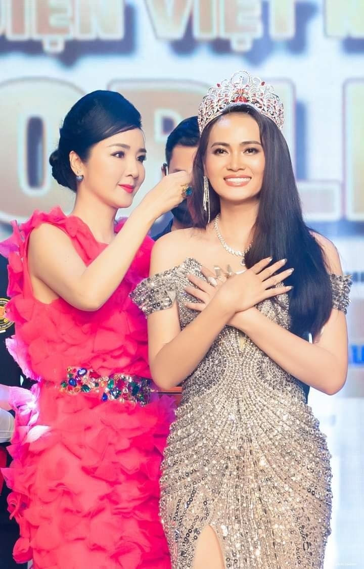 Vượt qua 25 thí sinh trong đêm chung kết, người đẹp đến từ Ninh Thuận - Bích Hạnh đã đăng quang ngôi vị Hoa hậu Quý bà Việt Nam - Mrs World Vietnam 2022