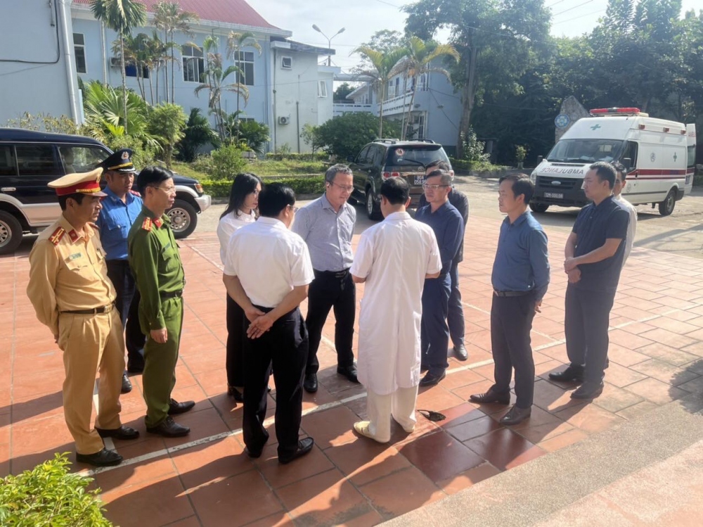 Sáng 31/10, đoàn công tác của Ủy ban ATGT Quốc gia do ông Khuất Việt Hùng, Phó Chủ tịch chuyên trách Ủy ban ATGT Quốc gia cùng đại diện bộ, ngành có mặt ở hiện trường vụ TNGT đặc biệt nghiêm trọng tại Lạng Sơn và đến bệnh viện thăm hỏi, hỗ trợ các nạn nhân.
