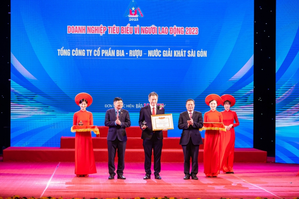 Ông Lester Tan, Tổng giám đốc SABECO nhận bằng khen “Doanh nghiệp tiêu biểu vì người lao động” 2023