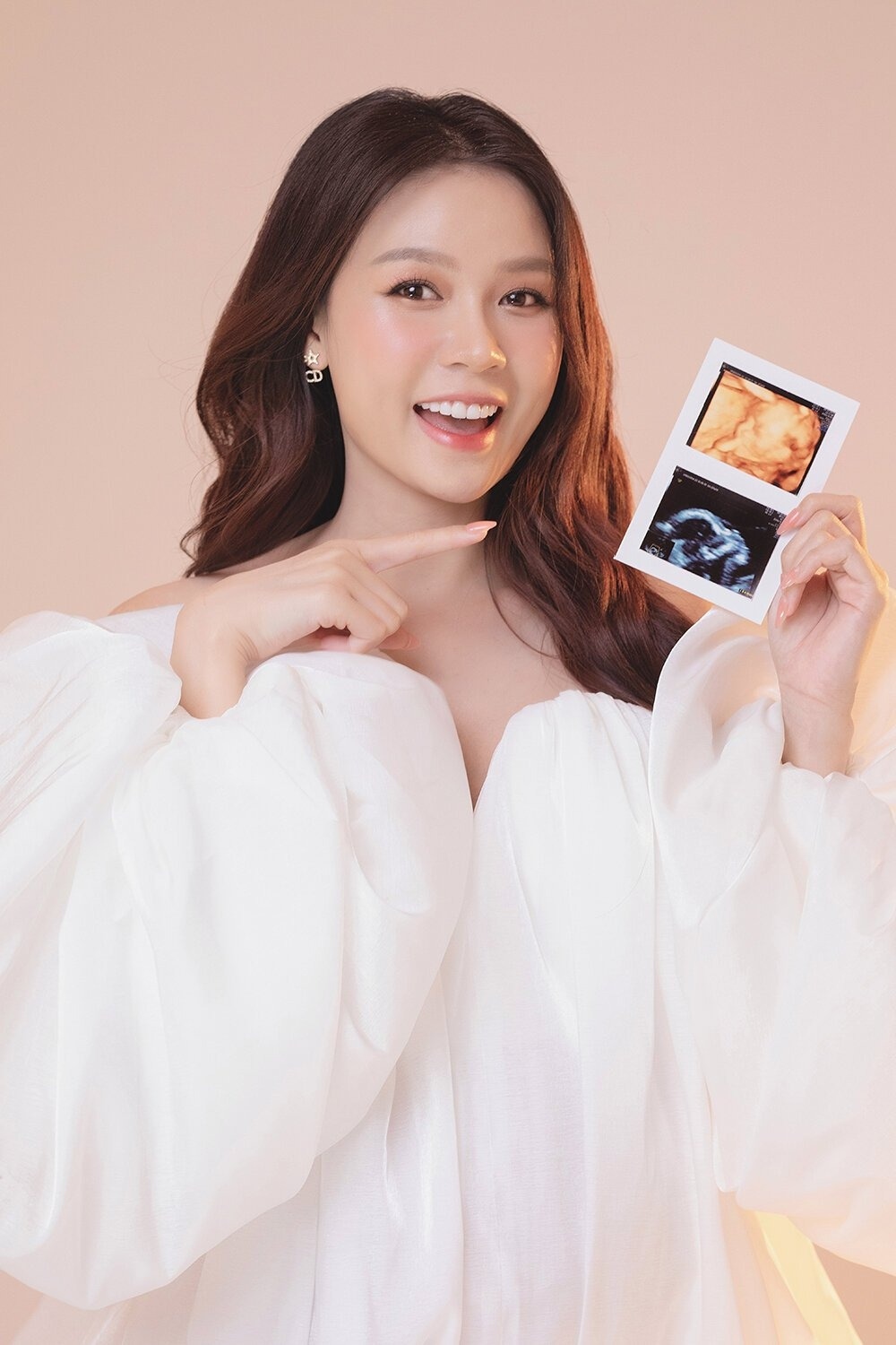 MC, diễn viên Sam vừa công khai thông tin đang mang thai con đầu lòng với chồng sắp cưới. Nữ diễn viên đăng tải bức ảnh siêu âm xác nhận "đã có em bé", kèm chia sẻ: "Sinh nhật năm nay có món quà quý giá nhất trên đời". Việc Sam công khai mang thai con đầu lòng khiến cho khán giả bất ngờ. Nhiều đồng nghiệp thân thiết cùng người hâm mộ gửi lời chúc mừng đến nữ diễn viên. Hiện tại bức ảnh của Sam đã nhận về hơn 100 nghìn lượt yêu thích cùng hàng nghìn lời chúc mừng. 