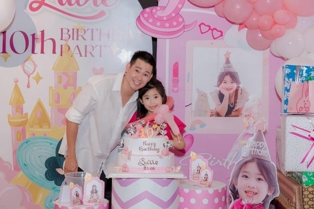 Phùng Ngọc Huy chia sẻ về sự gắn kết của hai bố con sau 8 năm xa cách. Nam diễn viên nói Lavie 10 tuổi nhưng trưởng thành, hiểu chuyện và vẫn nhắc về mẹ Mai Phương. "Dù Mai Phương mất đã lâu nhưng con tôi vẫn nhớ rõ mọi thứ về mẹ. Khi chạy xe qua, bé nhớ từng điểm như cái chung cư ở với mẹ, trường mầm non. Bé nhớ cả những chuyện từ 5 tuổi, 3 tuổi, nhớ từng chi tiết. Tôi không nhắc lại chuyện cũ nhưng bé tự động nói. Con gái tôi mạnh mẽ, lúc tôi ra sân bay về Mỹ, con không khóc", Phùng Ngọc Huy kể.