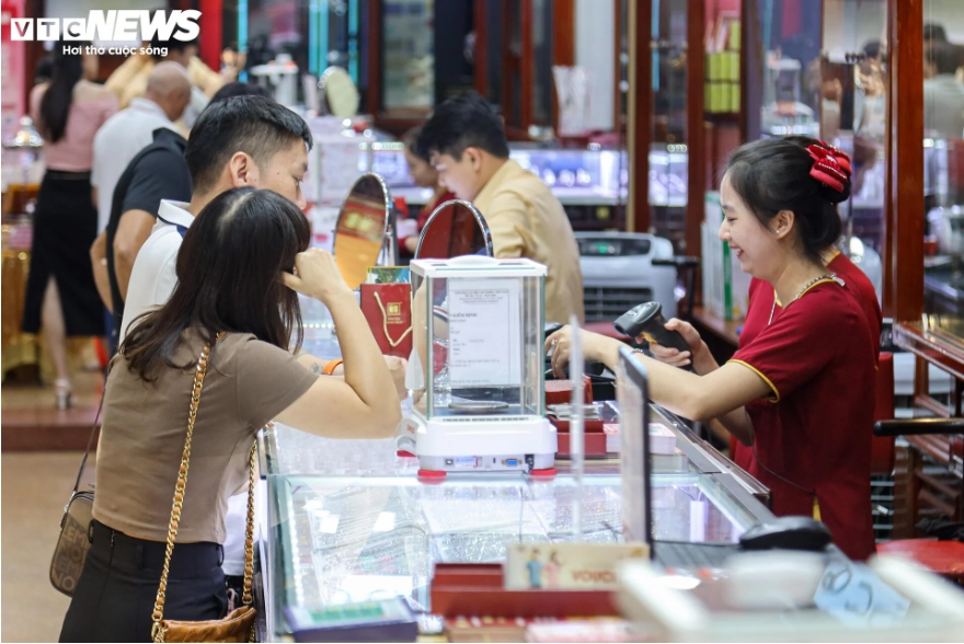 Sáng 14/10, thị trường vàng ghi nhận mức tăng đột biến của giá vàng SJC. Từ mức hơn 70 triệu đồng/lượng hôm qua, giá vàng bất chợt tăng vượt 71 triệu đồng/lượng, có thời điểm lên tới 71,6 triệu đồng/lượng (giá bán). Tuy đã giảm xuống 69,70 - 71 triệu đồng/lượng (mua - bán) nhưng giá vàng SJC vẫn đang đắt nhất hơn một năm qua.