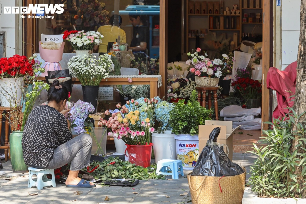 Nhiều ngày nay, trên các tuyến phố Hà Nội, các cửa hàng hoa mọc lên như nấm, nhộm nhịp cung cấp hoa tươi cho khách nhân dịp ngày Phụ nữ Việt Nam 20/10.