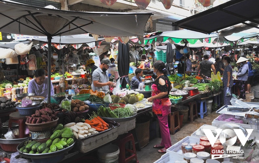Khu vực chợ có hình chữ T được chia thành các nhóm gian hàng: rau củ trái cây, hàng thịt tươi sống và hàng ăn (chế biến sẵn)…