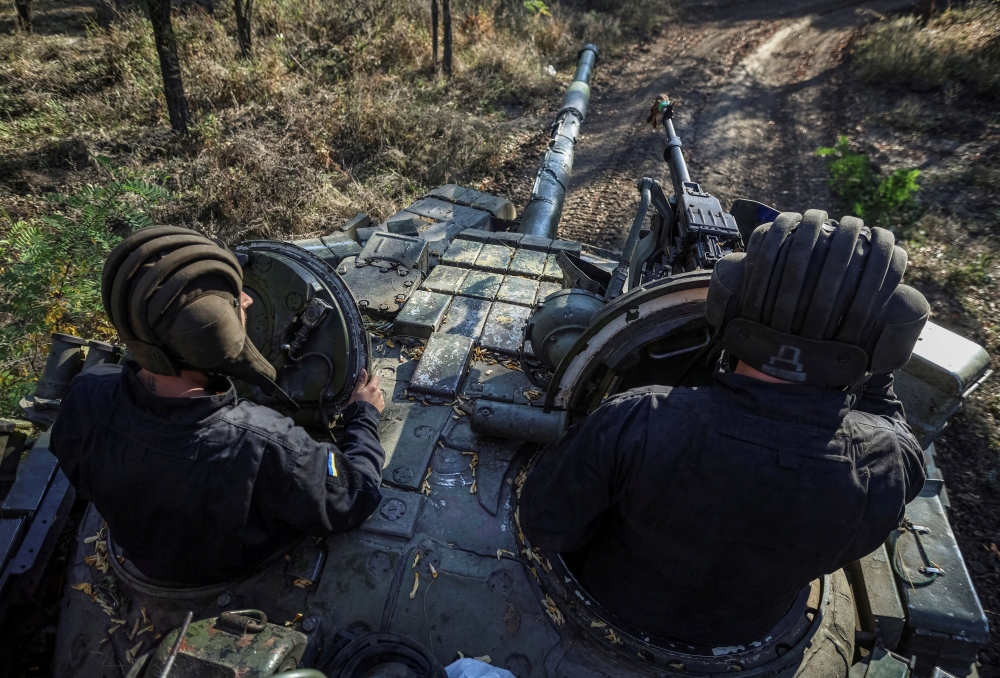 Binh lính Ukraine lái xe tăng ở khu vực Donetsk. Ảnh: Reuters