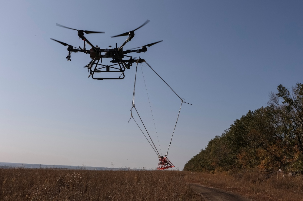 UAV với thiết bị dò tìm kim loại để phát hiện mìn ở khu vực Kharkiv. Ảnh: Reuters