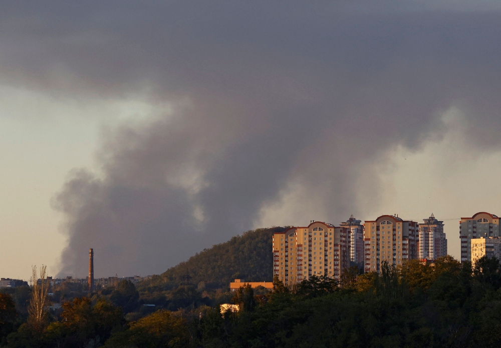 Khói bốc lên từ Avdiivka được nhìn từ Donetsk. Ảnh: Reuters