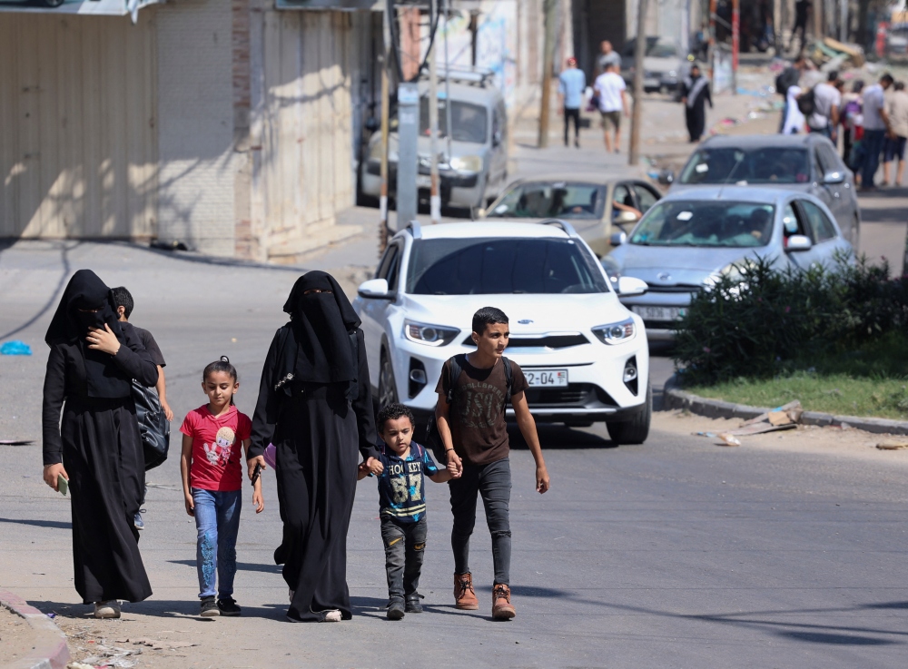 Người dân Palestine rời nhà tới phía Nam Dải Gaza. Ảnh: Reuters