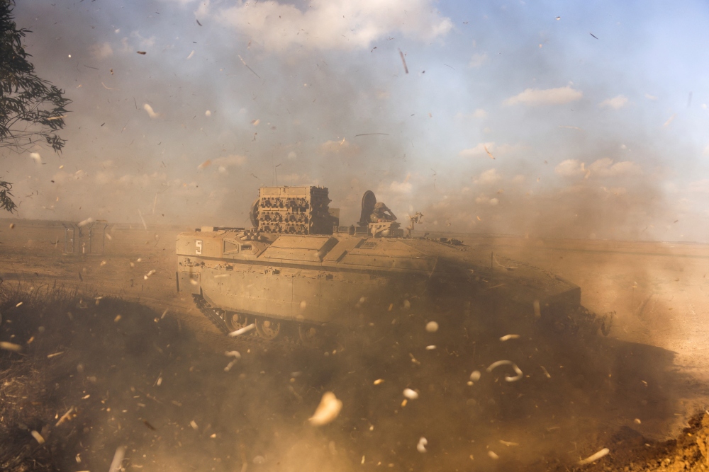 Xe bọc thép chở quân nhân của Israel ở dải Gaza ngày 15/10/2023. Ảnh: Reuters