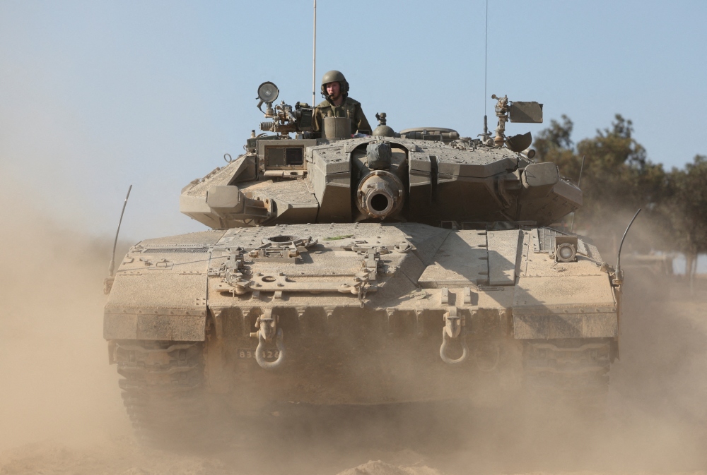 Binh lính Israel lái xe tăng ở Kibbutz Beeri, phía Nam Israel ngày 14/10. Ảnh: Reuters