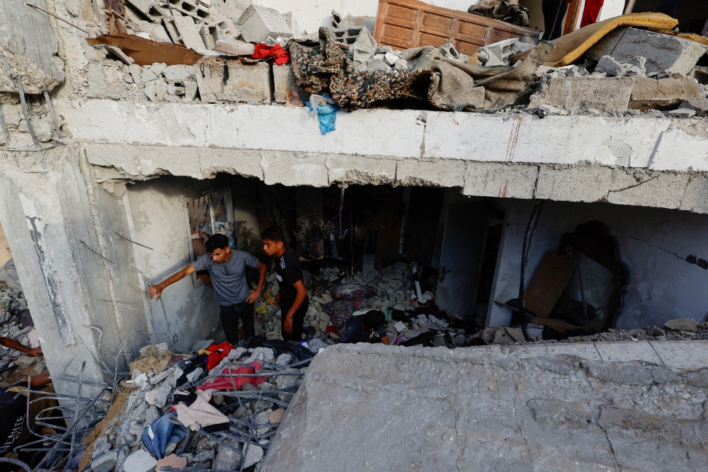 Cảnh tượng sau một cuộc không kích vào dải Gaza. Ảnh: Reuters