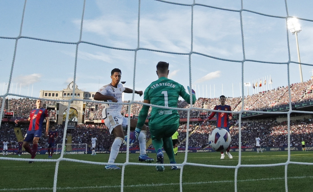 Bellingham tiếp tục toả sáng ở phút 90+2 khi ghi bàn ấn định chiến thắng 2-1 cho Real Madrid. (Ảnh: Reuters)