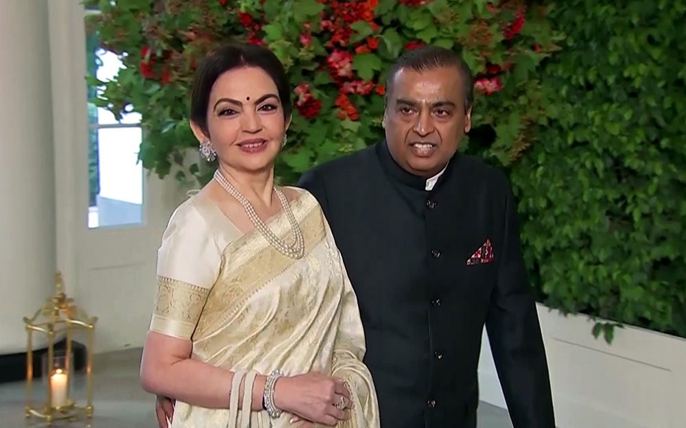 Tỷ phú Ấn Độ Mukesh Ambani và vợ. (Anh: ANI)
