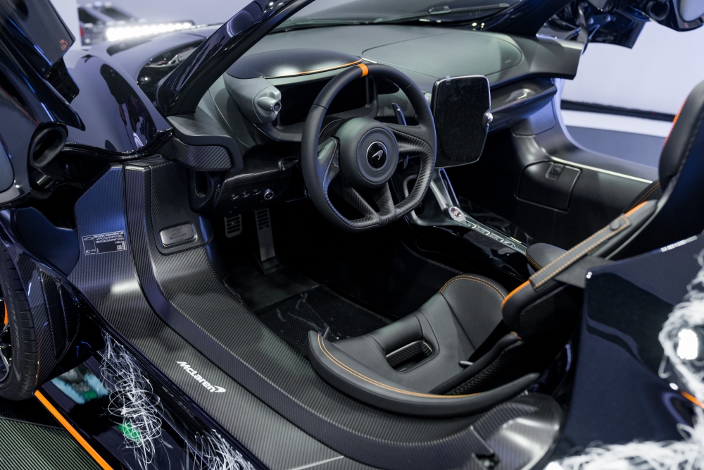 Elva là xe thương mại đầu tiên của McLaren với buồng lái mở, xe có 2 chỗ và không kính chắn gió  đồng thời cũng là xe thương mại nhẹ nhất từ trước đến nay của McLaren Automotive