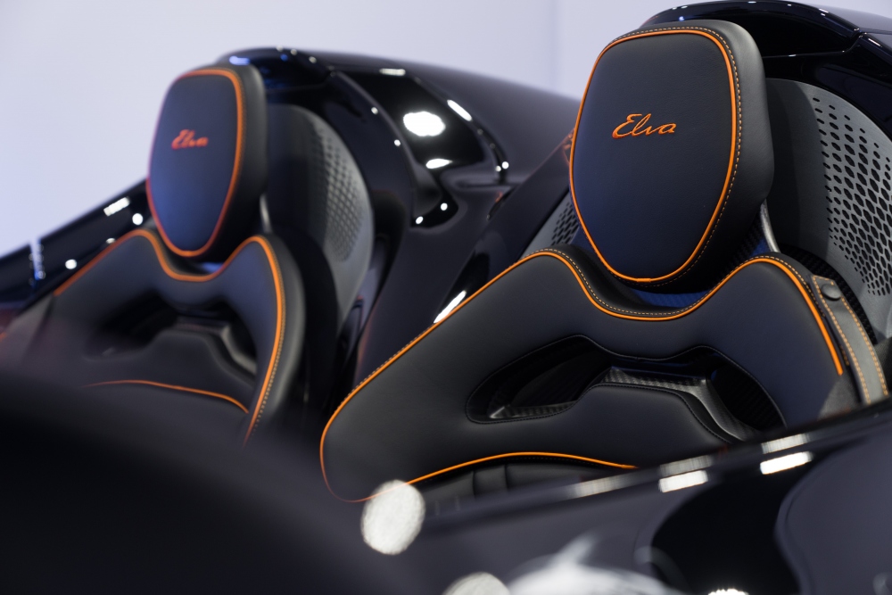 Xe sở hữu khung gầm bằng sợi carbon cùng Hệ thống kiểm soát không khí chủ động (AAMS), giúp giảm thiểu lực cản gió và tối ưu tốc độ. McLaren Elva sở hữu động cơ V8 4.0L tăng áp kép, cho công suất lên tới 815 PS. Chỉ giới hạn trên toàn thế giới 149 chiếc được chế tác theo đơn đặt hàng của khách.