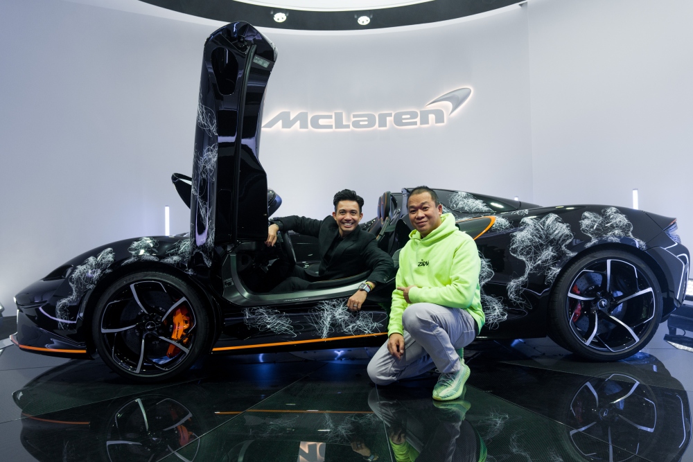 Tác giả Hom Nguyen và chủ nhân Minh Nhựa cùng chụp ảnh với chiếc siêu xe McLaren Elva trong buổi giao xe tại Anh.
