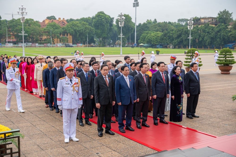 Các vị lãnh đạo Đảng, Nhà nước, Mặt trận Tổ quốc Việt Nam, các vị đại biểu Quốc hội đã đặt vòng hoa và vào Lăng viếng Chủ tịch Hồ Chí Minh. 