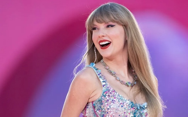 Theo phân tích và đánh giá của Bloomberg, Taylor Swift - ngôi sao nhạc pop được yêu thích tại Mỹ - đã trở thành tỷ phú trong năm nay. Cụ thể, tổng giá trị tài sản ròng của nữ ca sĩ được nhận định ở mức 1,1 tỷ USD. Đáng chú ý, giọng ca Look What You Made Me Do là một trong số ít những nghệ sĩ giải trí đạt được danh hiệu tỷ phú chỉ dựa vào việc kinh doanh âm nhạc.