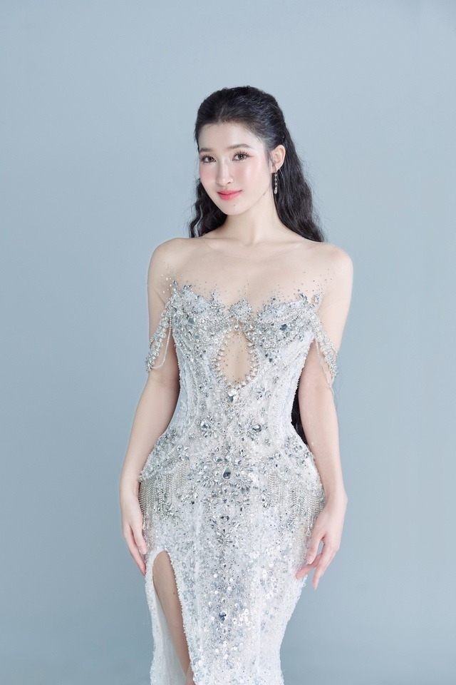 Sau bộ trang phục dân tộc "Cò ơi" lấy tông màu trắng làm chủ đạo, Á hậu Phương Nhi tiếp tục gây chú ý khi công bố mẫu đầm dạ hội cũng mang sắc trắng sẽ trình diễn tại Hoa hậu Quốc tế 2023.
