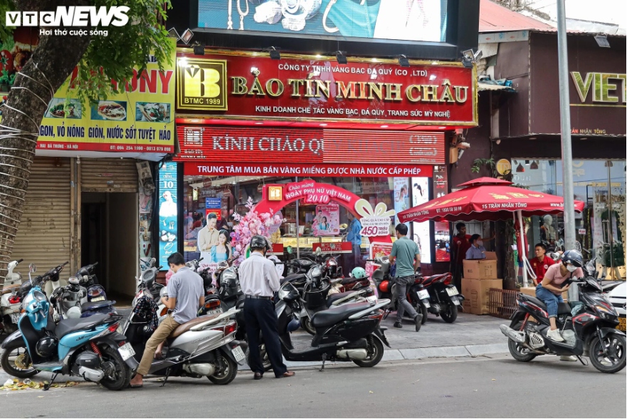 Thông tin trên khiến không khí tại ở nhiều cửa hàng vàng Hà Nội trở nên sôi động hơn hẳn. Tại cửa hàng Bảo Tín Minh Châu trên phố Trần Nhân Tông (quận Hai Bà Trưng), lúc 10h, tuy không phải giờ cao điểm nhưng cửa hàng vẫn nhộn nhịp khi đón tiếp nhiều lượt khách.