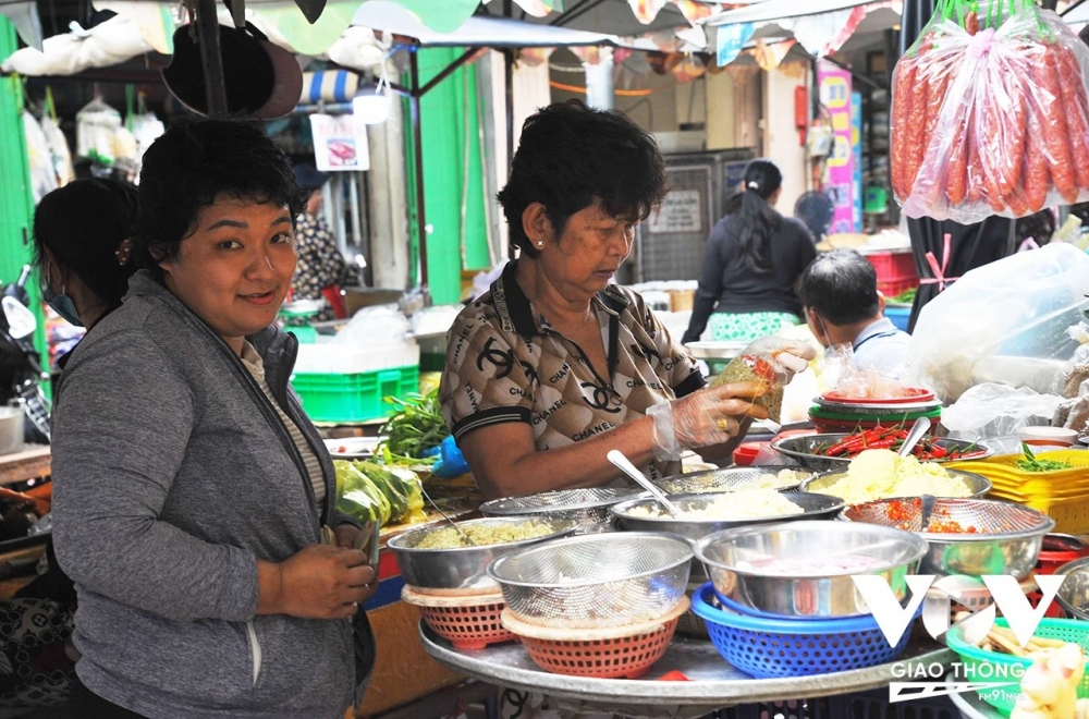 Đi chợ vào buổi sáng sớm là vui nhất, thấy không khí, sắc màu nơi đây và sự giao thoa văn hóa giữa người Hoa và người Việt. Tiểu thương và người dân ở trong chợ khá cởi mở và dễ chịu.