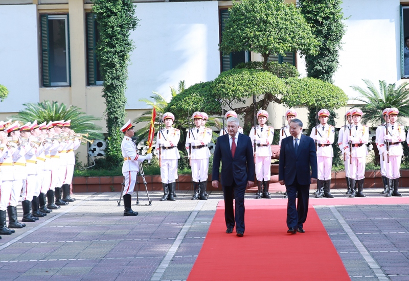 Bộ trưởng Tô Lâm và Bộ trưởng Kolokoltsev Vladimir Alexandrovich duyệt Đội danh dự CAND Việt Nam.