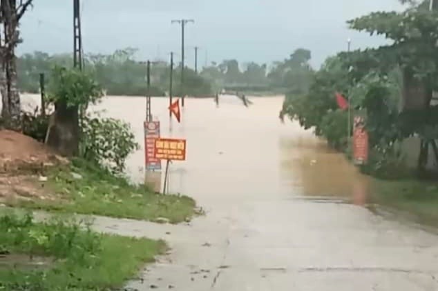 Nhiều tuyến đường tại Hương Khê ngập sâu