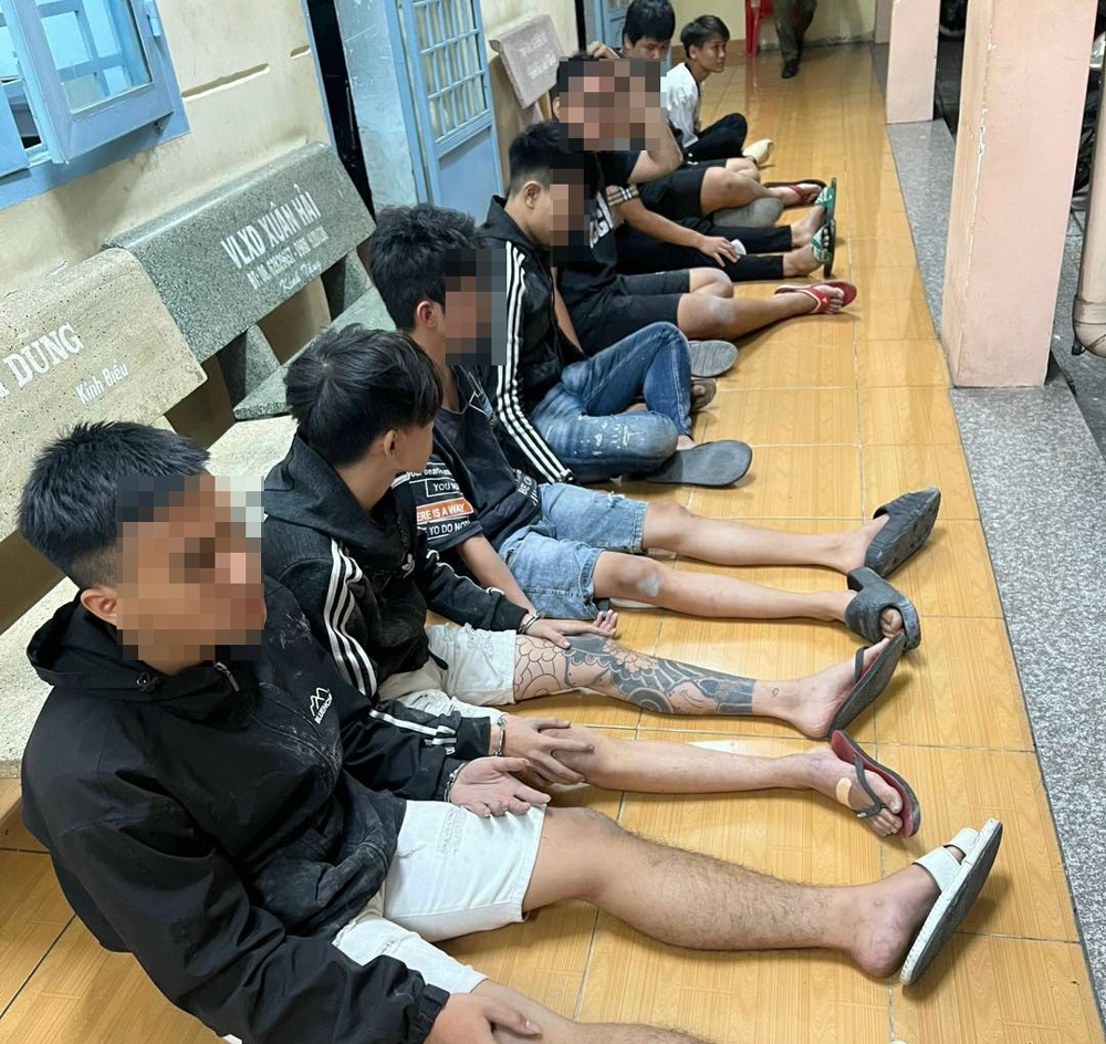 Nhóm thanh thiếu niên bị công an đưa về trụ sở (ảnh: DA).