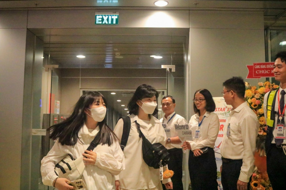 Korean tourists on the Eastar Jet Airlines flight are welcomed at Cam Ranh International Airport. (Photo:baokhanhhoa.vn)