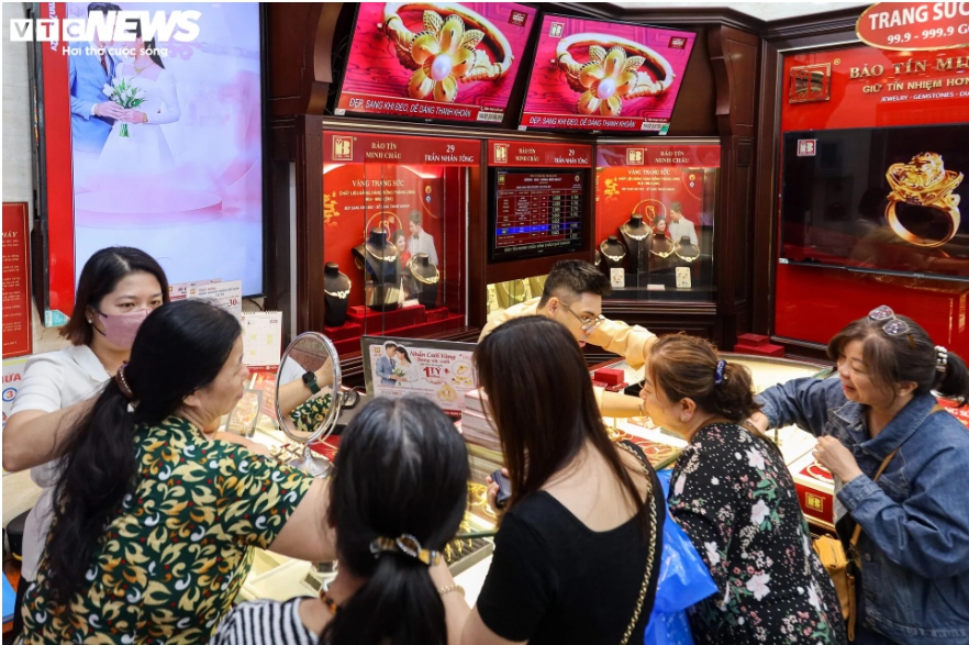 Nhân viên cửa hàng cho biết lượng khách tới giao dịch trong buổi sáng nay tăng rõ rệt so với những ngày vừa qua.