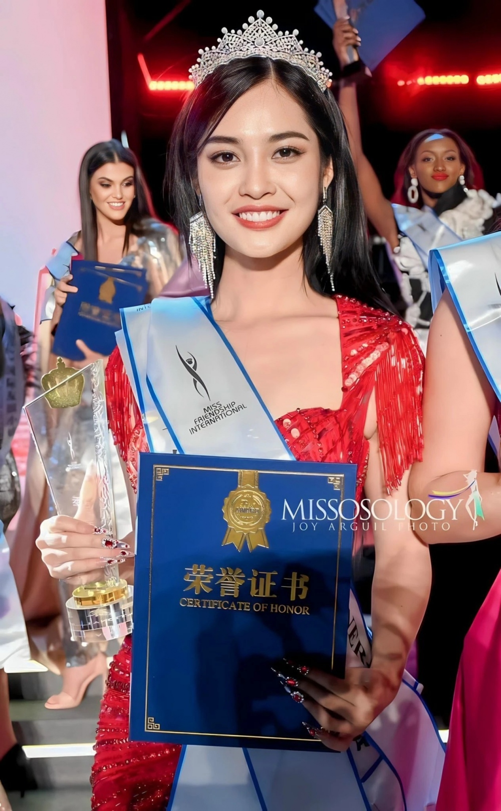 Chung kết Hoa hậu Hữu nghị Quốc tế 2023 - Miss Friendship International đã diễn ra tại Trung Quốc với sự tranh tài của 58 thí sinh. Đây là cuộc thi sắc đẹp nhằm thúc đẩy tình bằng hữu quốc tế giữa các quốc gia, vì mục tiêu hòa bình thế giới. Trải qua các vòng thi, đại diện nước chủ nhà Trung Quốc đăng quang Hoa hậu Hữu nghị Quốc tế 2023. Trong khi đó, Nông Thúy Hằng vỡ òa hạnh phúc khi được gọi tên cho ngôi vị Á hậu 2 cùng với thí sinh đến từ Pháp và Cộng hòa Séc. Danh hiệu Á hậu 1 thuộc về người đẹp Brazil và Ba Lan.