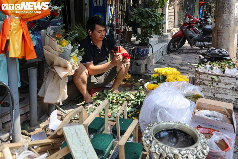 Tại một cửa hàng hoa trên phố Hoàng Hoa Thám (quận Ba Đình) chủ cửa hàng cho biết, năm nay giá hoa khá bình ổn, đến thời điểm này không tăng, thậm chí có xu hướng giảm nhẹ, dù nhu cầu vẫn tăng mạnh. Chỉ một số ít loại hoa nhập hay hoa hồng Trung Quốc tăng nhẹ 5 - 10% so với năm trước.